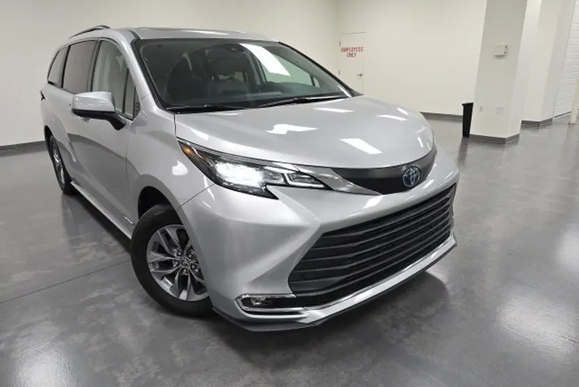 2021 Toyota Sienna XLE photo 1