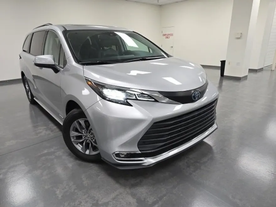 2021 Toyota Sienna XLE photo 1