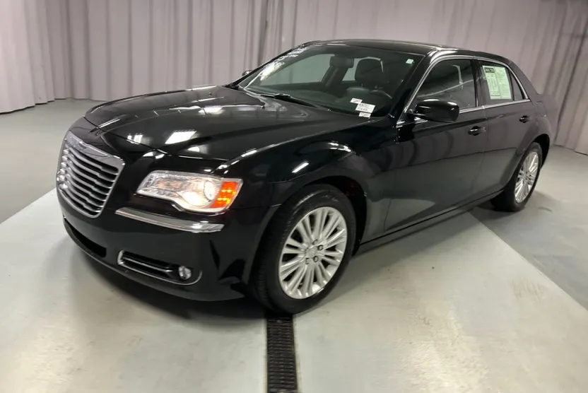 2013 Chrysler 300 Base photo 1