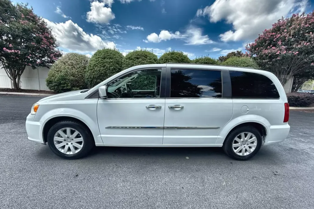 2014 Chrysler Town & Country Touring photo 1