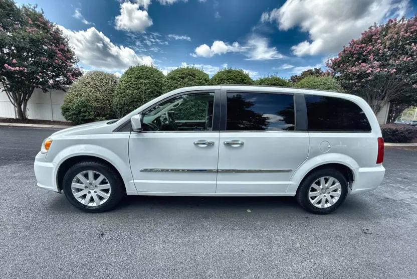 2014 Chrysler Town & Country Touring photo 1