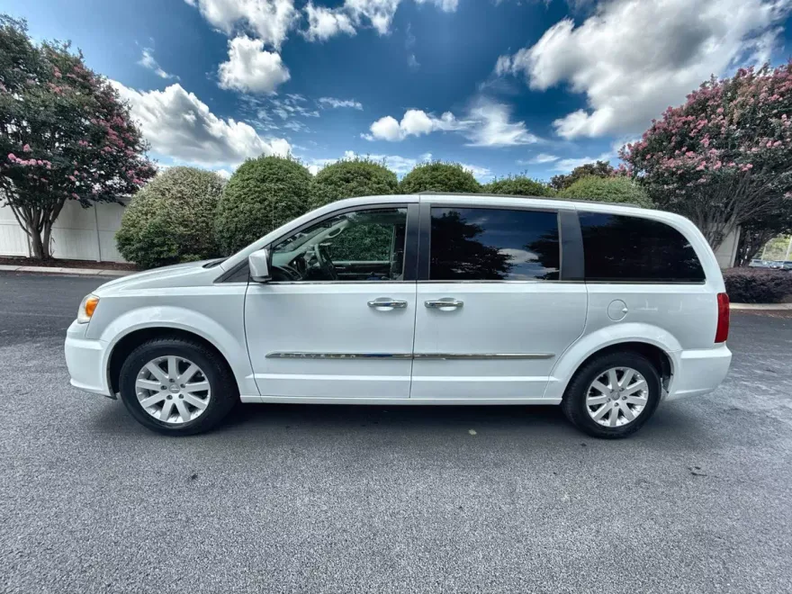 2014 Chrysler Town & Country Touring photo 1