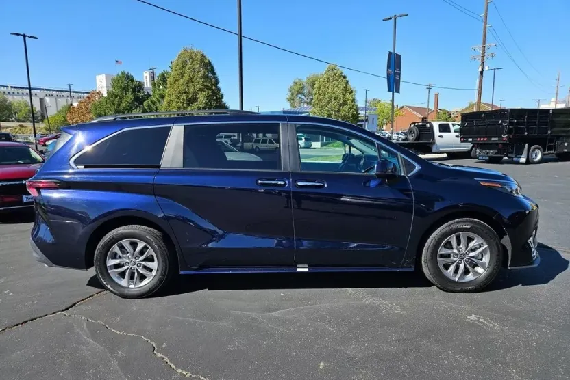 2024 Toyota Sienna XLE Hybrid photo 1