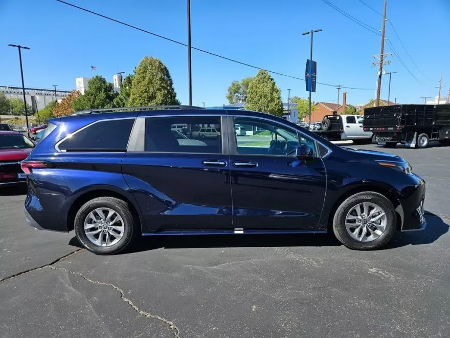 2024 Toyota Sienna XLE Hybrid photo 1