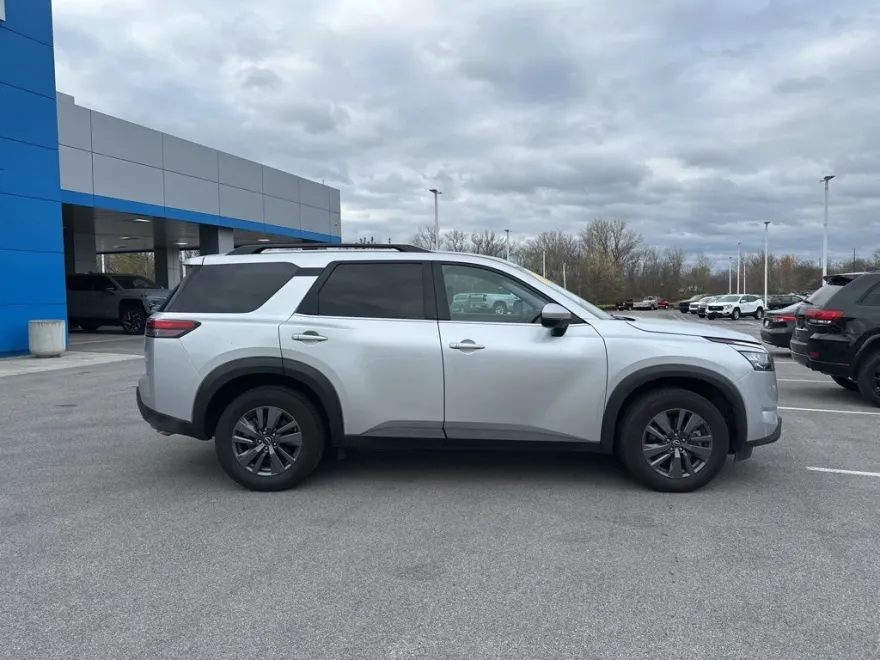2024 Nissan Pathfinder SV photo 1