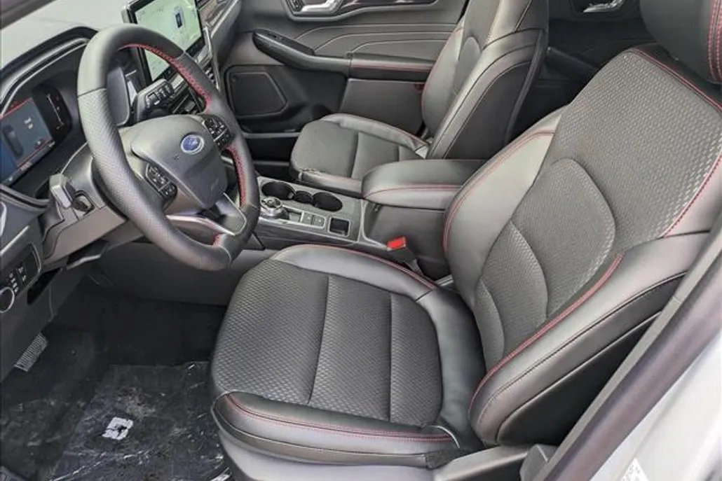 2025 Ford Escape ST-Line photo 1