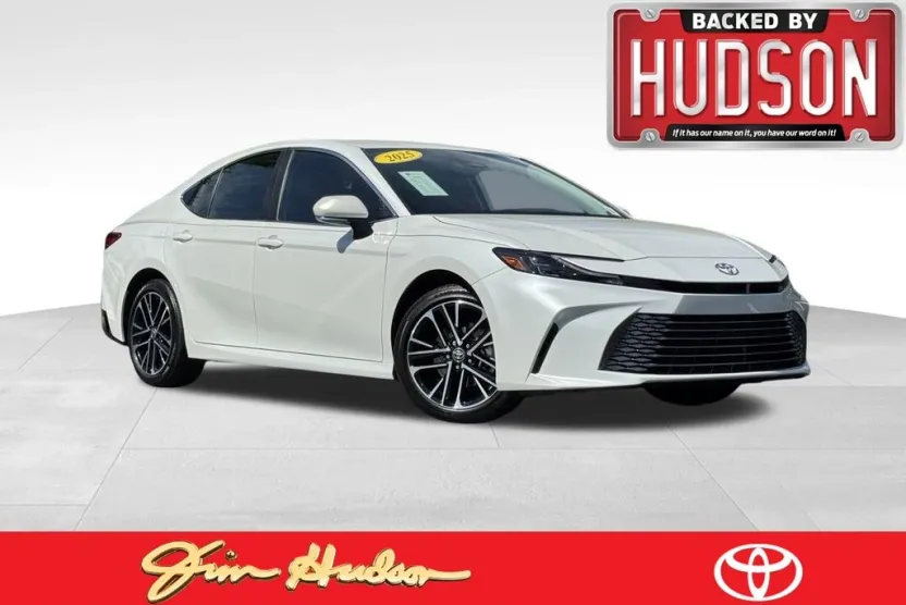 2025 Toyota Camry XLE photo 1