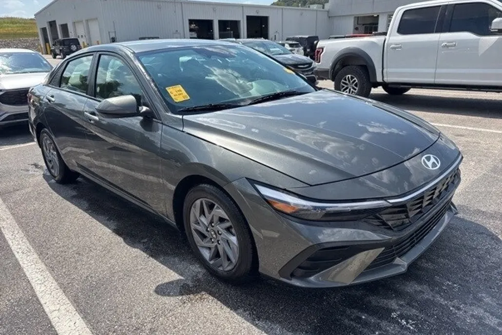 2024 Hyundai Elantra SEL photo 1