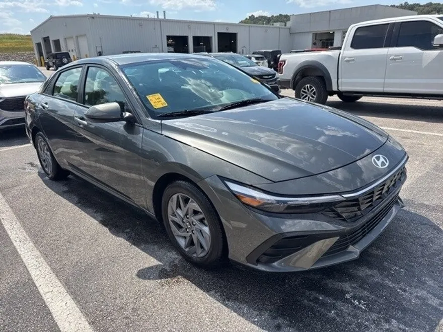 2024 Hyundai Elantra SEL photo 1