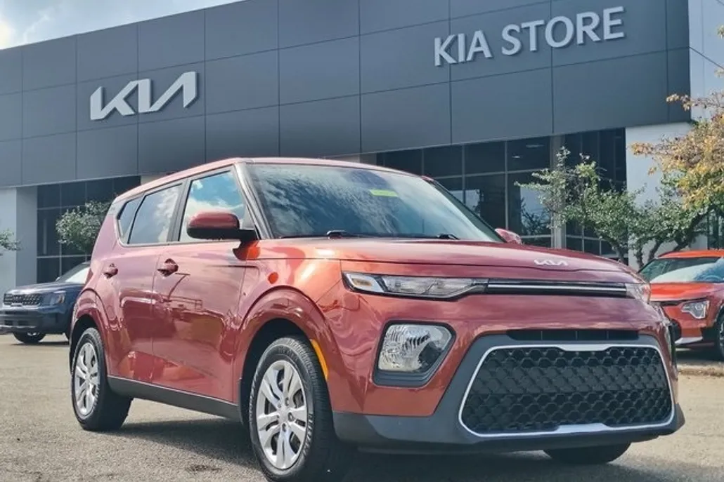 2022 Kia Soul LX photo 1