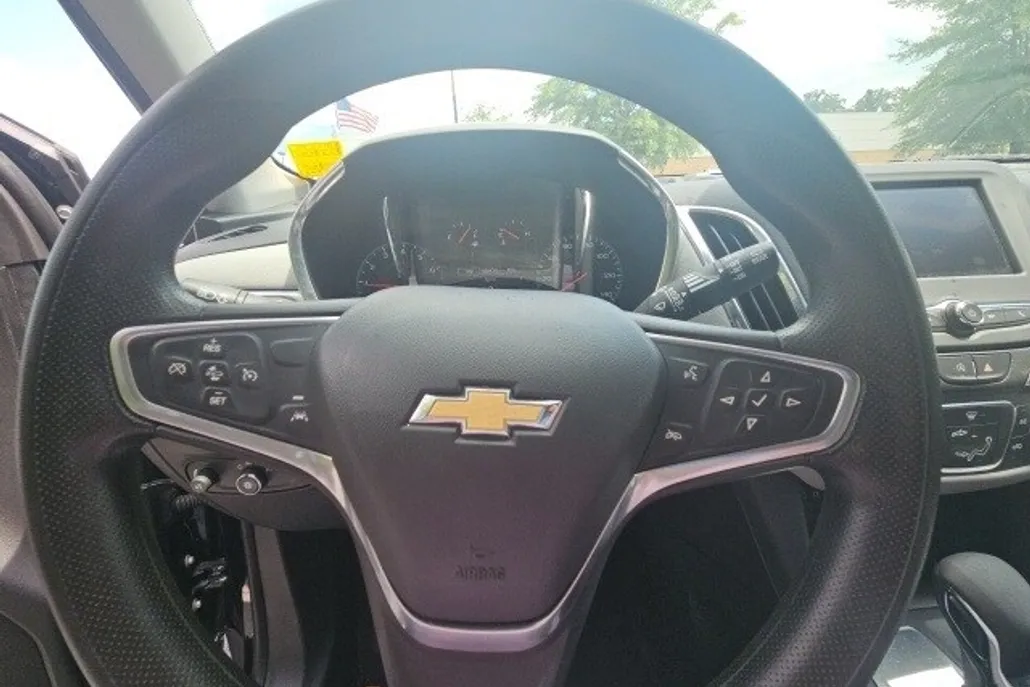 2023 Chevrolet Equinox LS photo 1