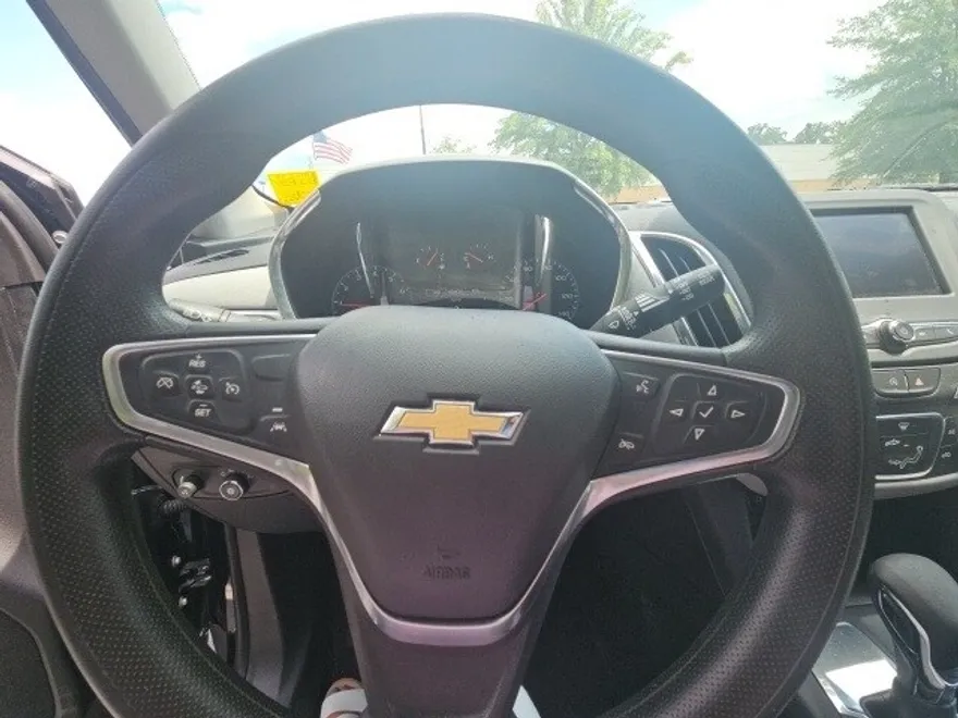 2023 Chevrolet Equinox LS photo 1