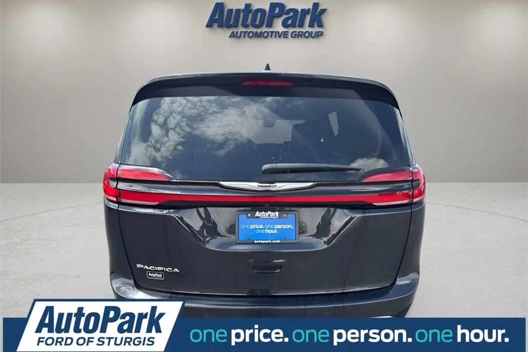 2023 Chrysler Pacifica Touring L photo 1