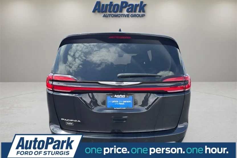 2023 Chrysler Pacifica Touring L photo 1