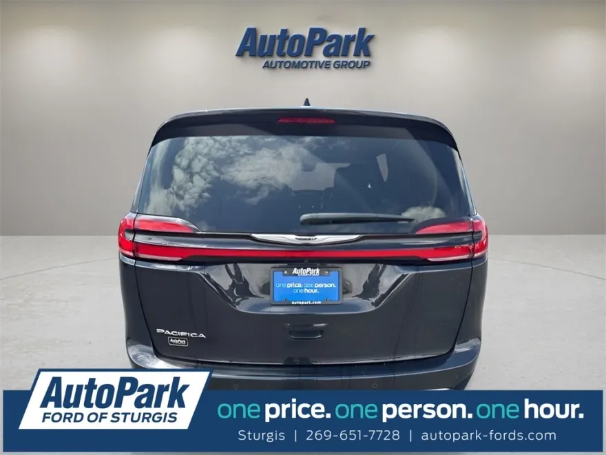 2023 Chrysler Pacifica Touring L photo 1