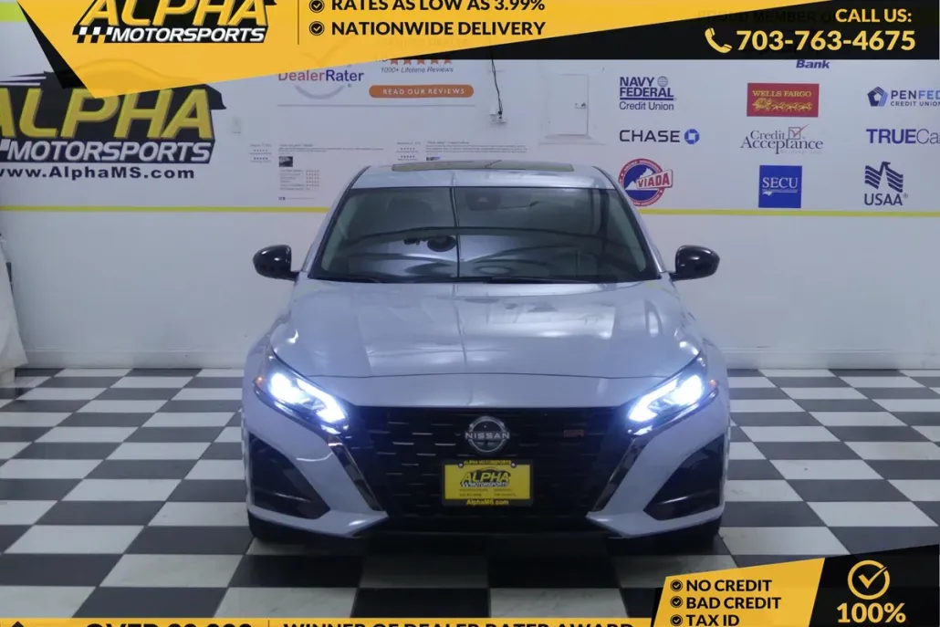 2023 Nissan Altima SR photo 1