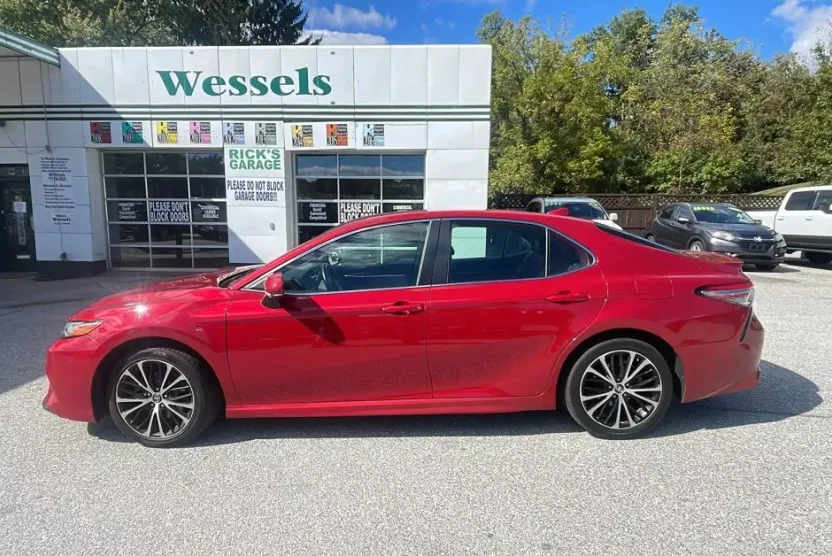 2019 Toyota Camry SE XLE photo 1