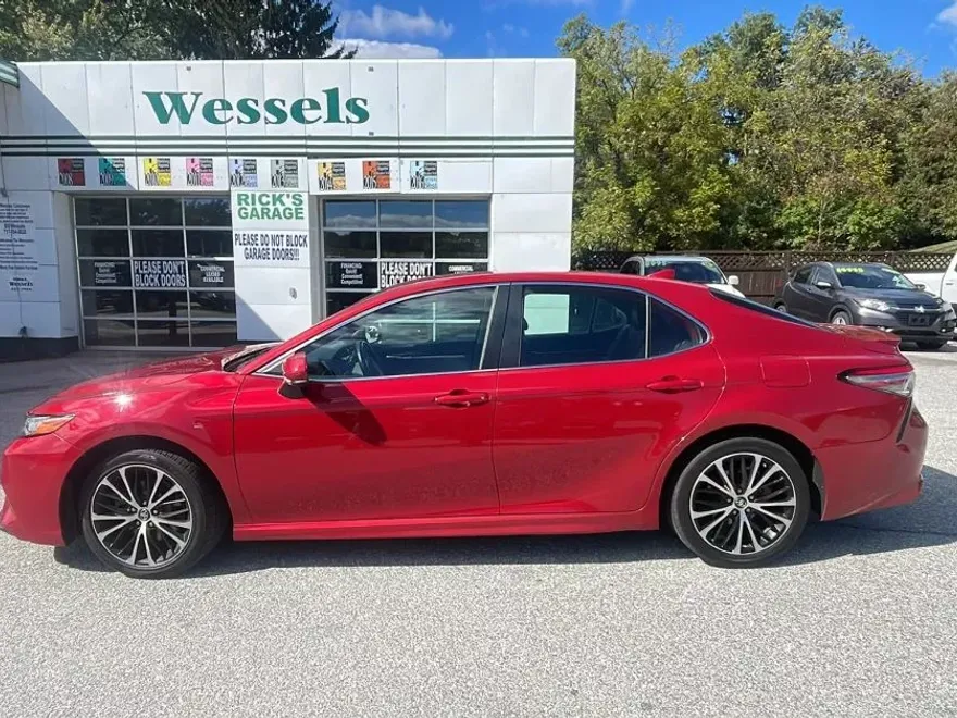 2019 Toyota Camry SE XLE photo 1