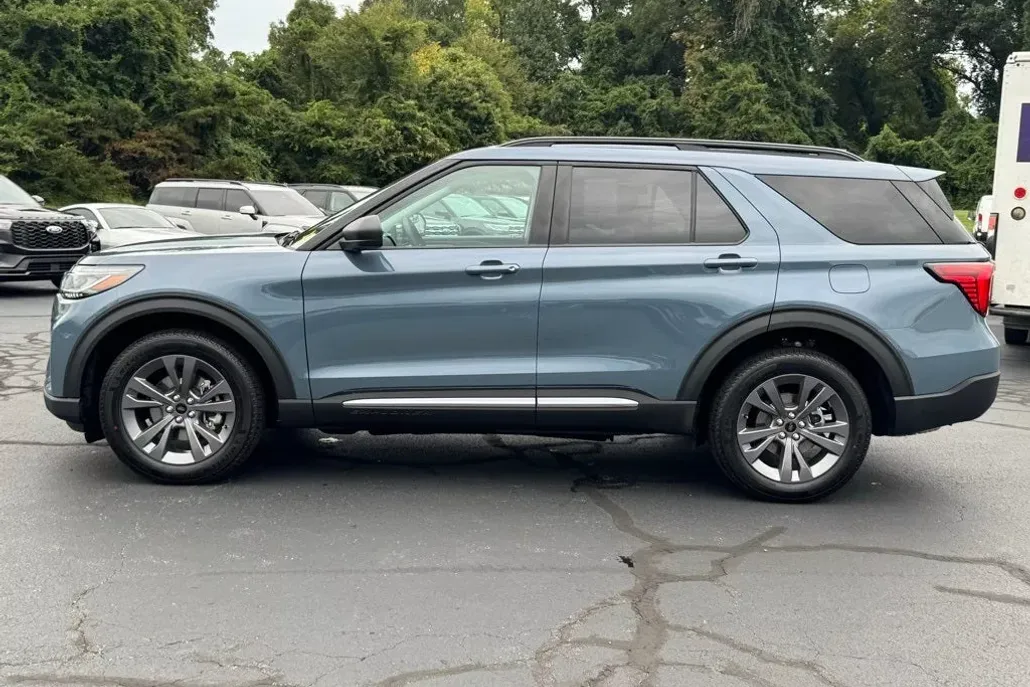 2025 Ford Explorer photo 1