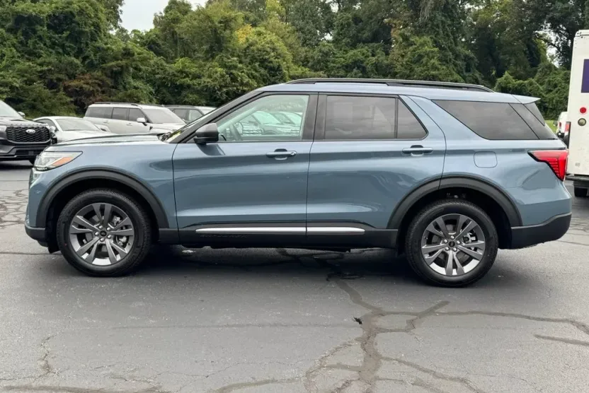 2025 Ford Explorer photo 1