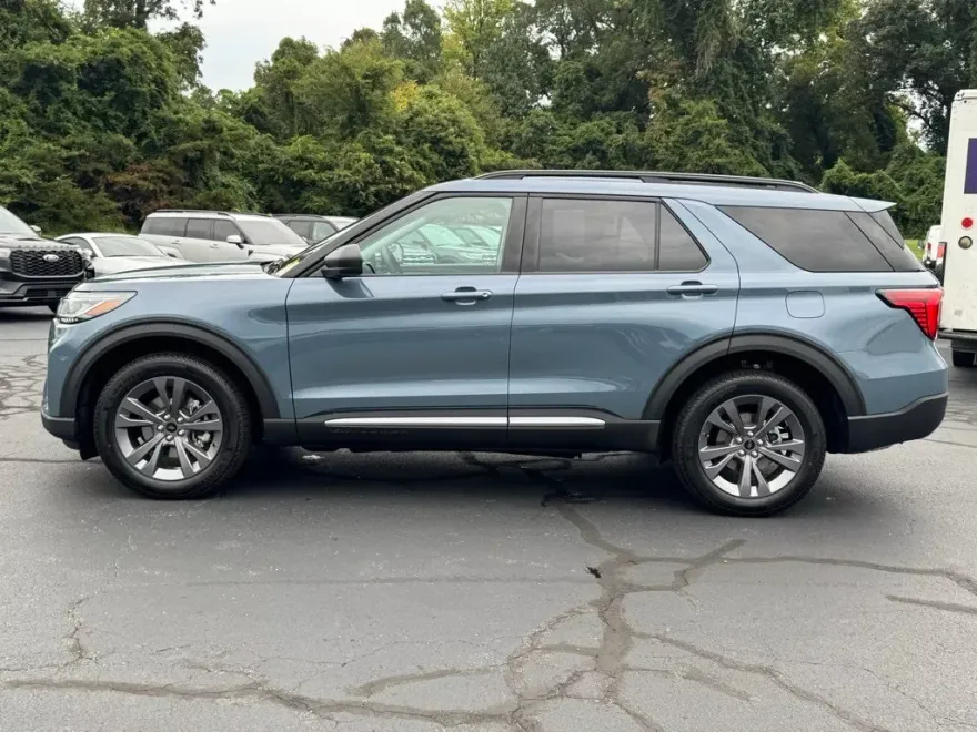 2025 Ford Explorer photo 1