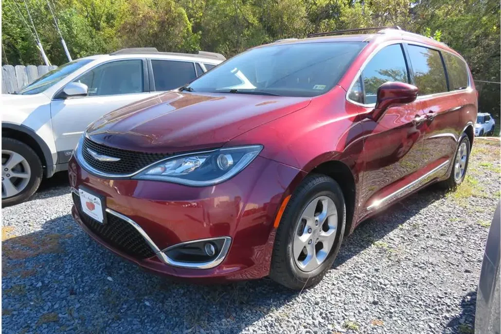 2017 Chrysler Pacifica Plus photo 1