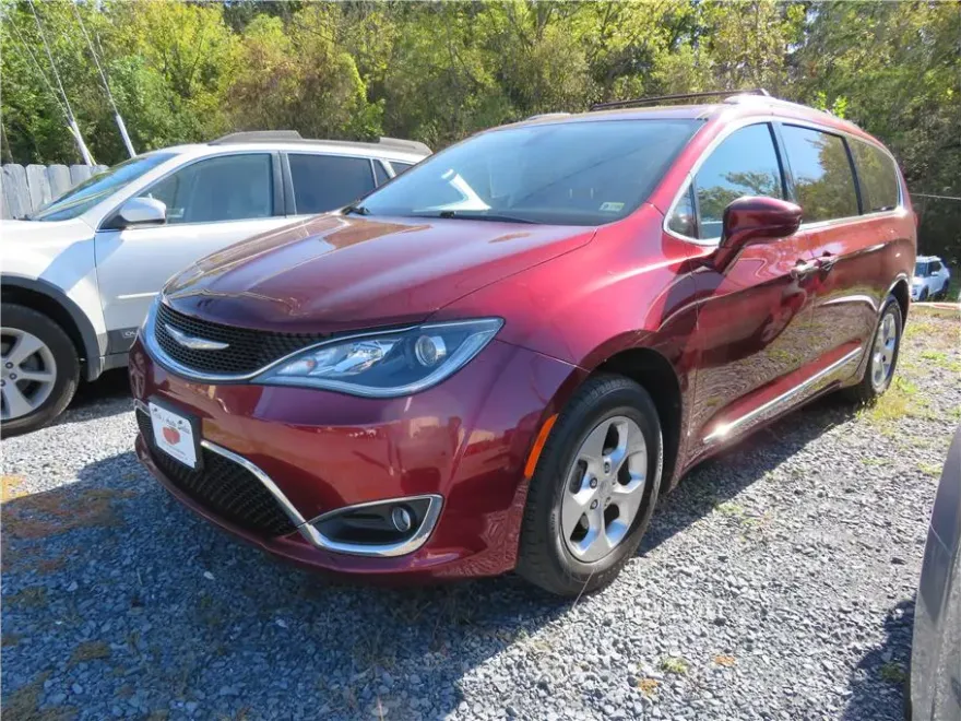2017 Chrysler Pacifica Plus photo 1