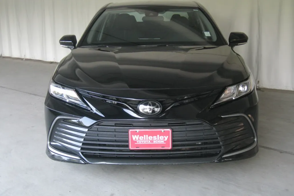 2023 Toyota Camry LE photo 1