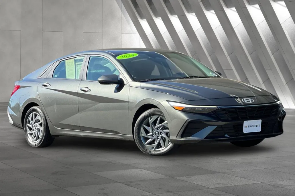 2024 Hyundai Elantra SEL photo 1