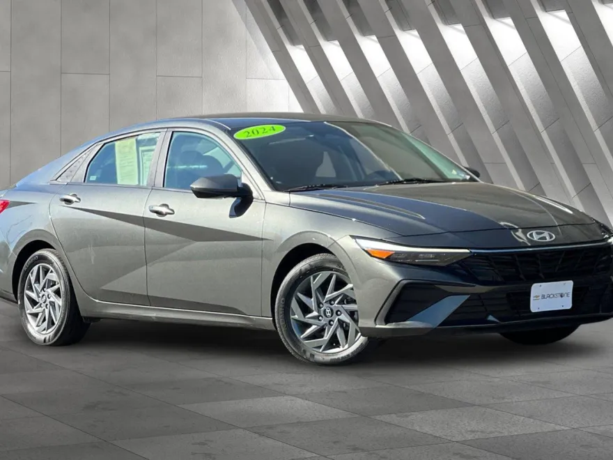 2024 Hyundai Elantra SEL photo 1