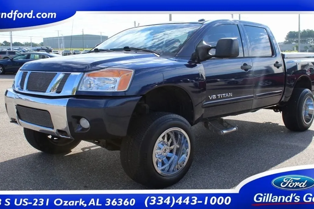 2010 Nissan Titan SE photo 1