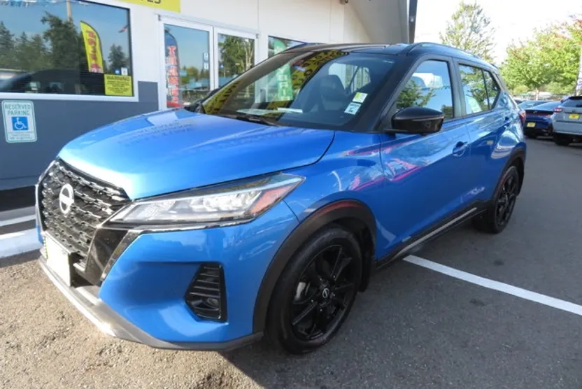2023 Nissan Kicks SR photo 1