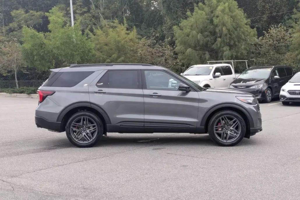 2025 Ford Explorer ST photo 1