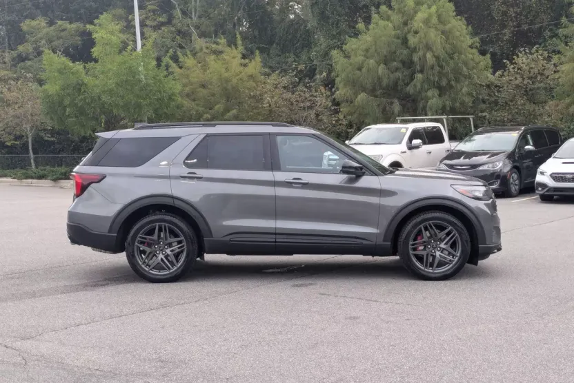 2025 Ford Explorer ST photo 1