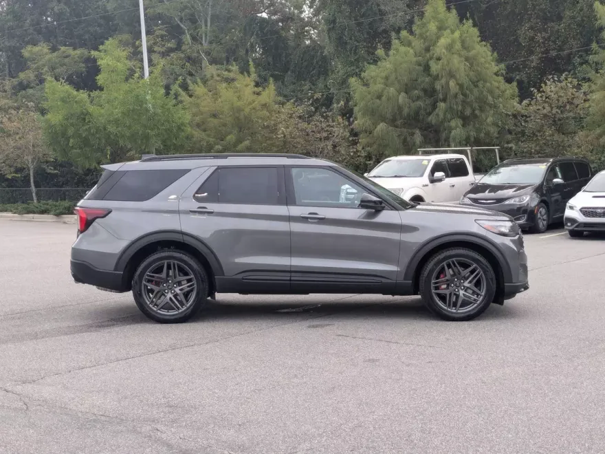 2025 Ford Explorer ST photo 1