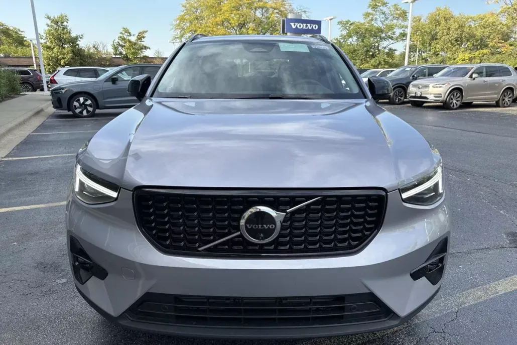 2026 Volvo XC40 Plus photo 1