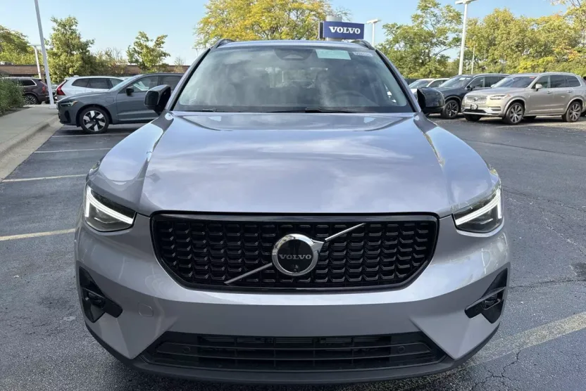 2026 Volvo XC40 Plus photo 1