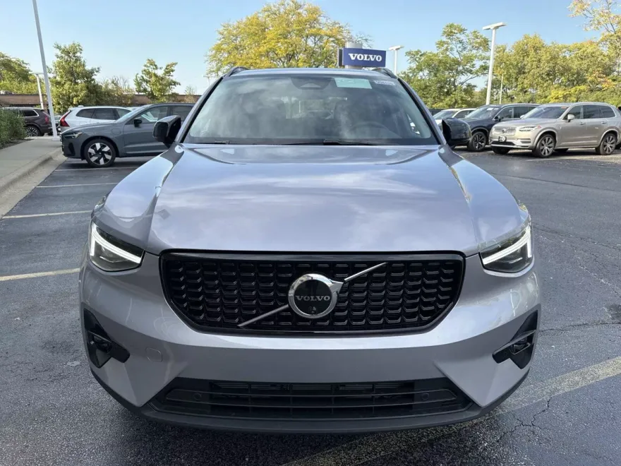2026 Volvo XC40 Plus photo 1