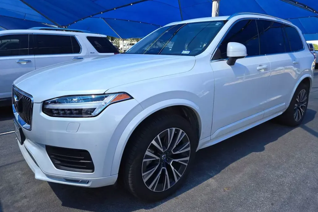 2021 Volvo XC90 Momentum photo 1