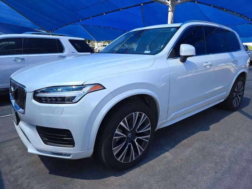 2021 Volvo XC90 Momentum photo 1