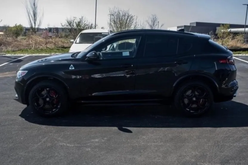 2023 Alfa Romeo Stelvio Quadrifoglio photo 1