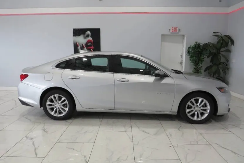 2018 Chevrolet Malibu Hybrid photo 1