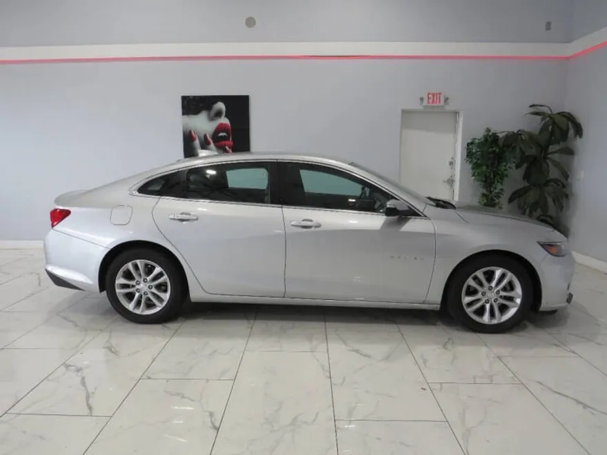 2018 Chevrolet Malibu Hybrid photo 1