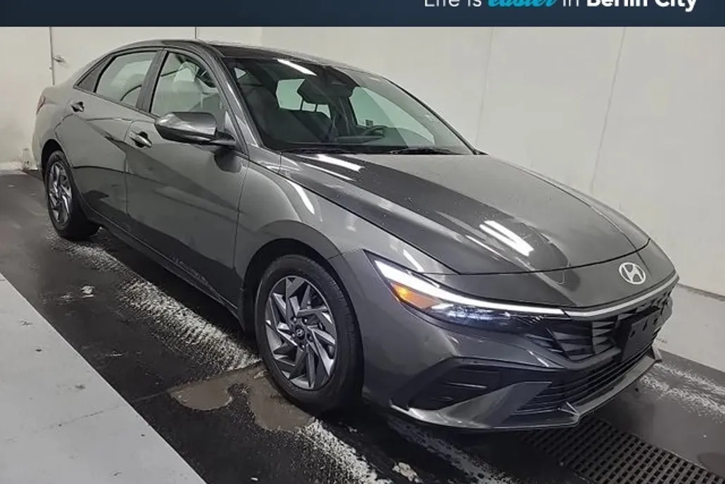 2024 Hyundai Elantra SEL photo 1