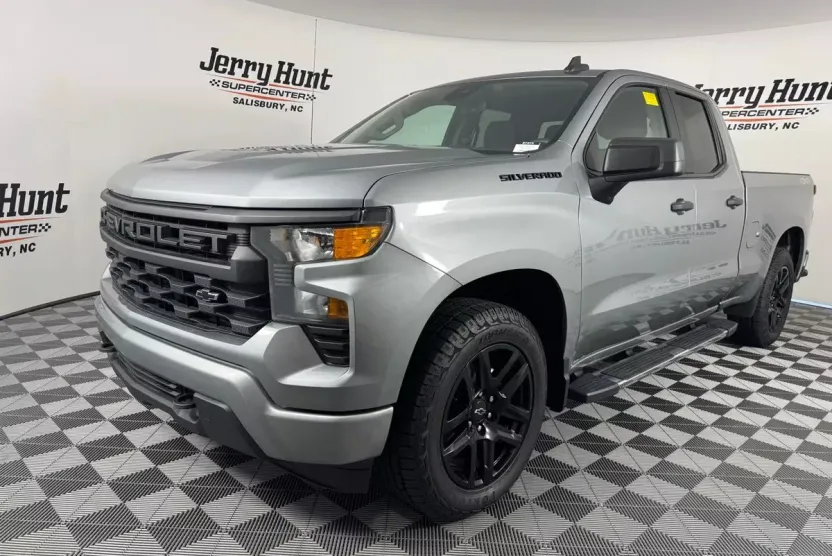 2023 Chevrolet Silverado 1500 Custom photo 1