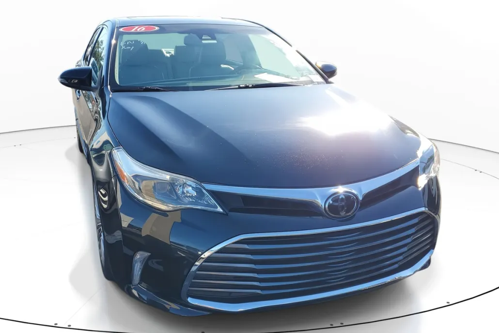 2016 Toyota Avalon Limited photo 1