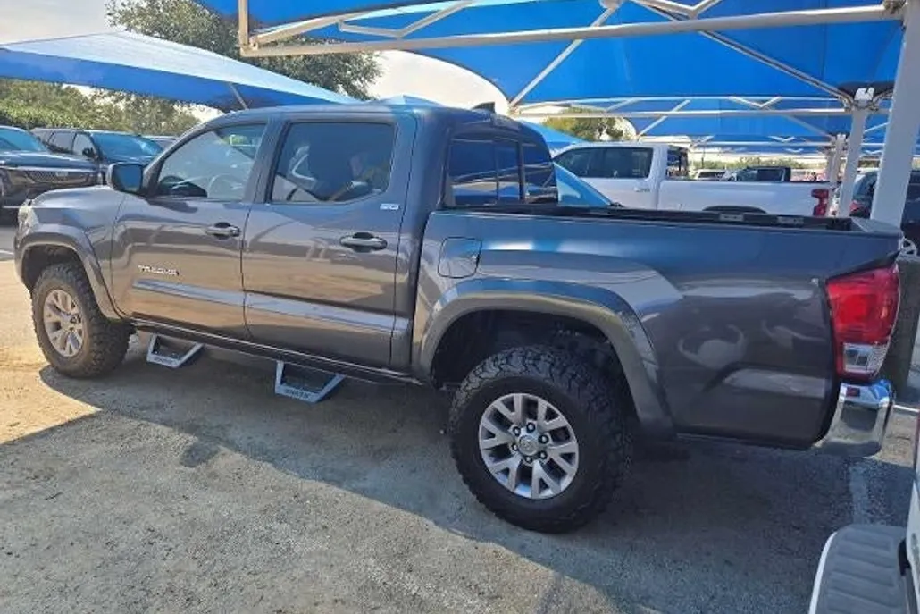 2016 Toyota Tacoma SR5 photo 1