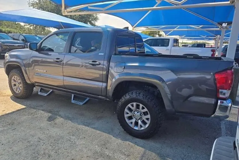2016 Toyota Tacoma SR5 photo 1