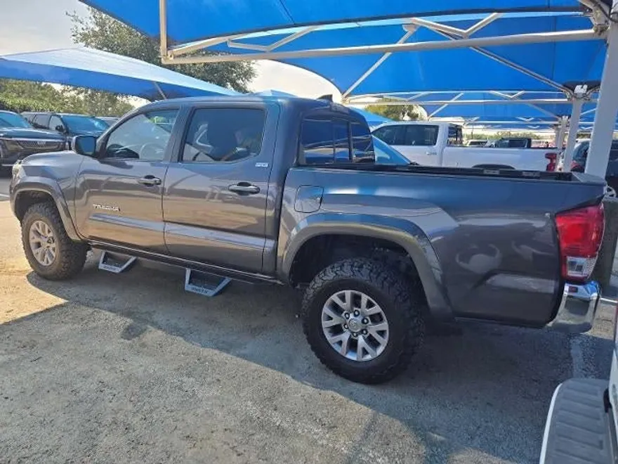 2016 Toyota Tacoma SR5 photo 1