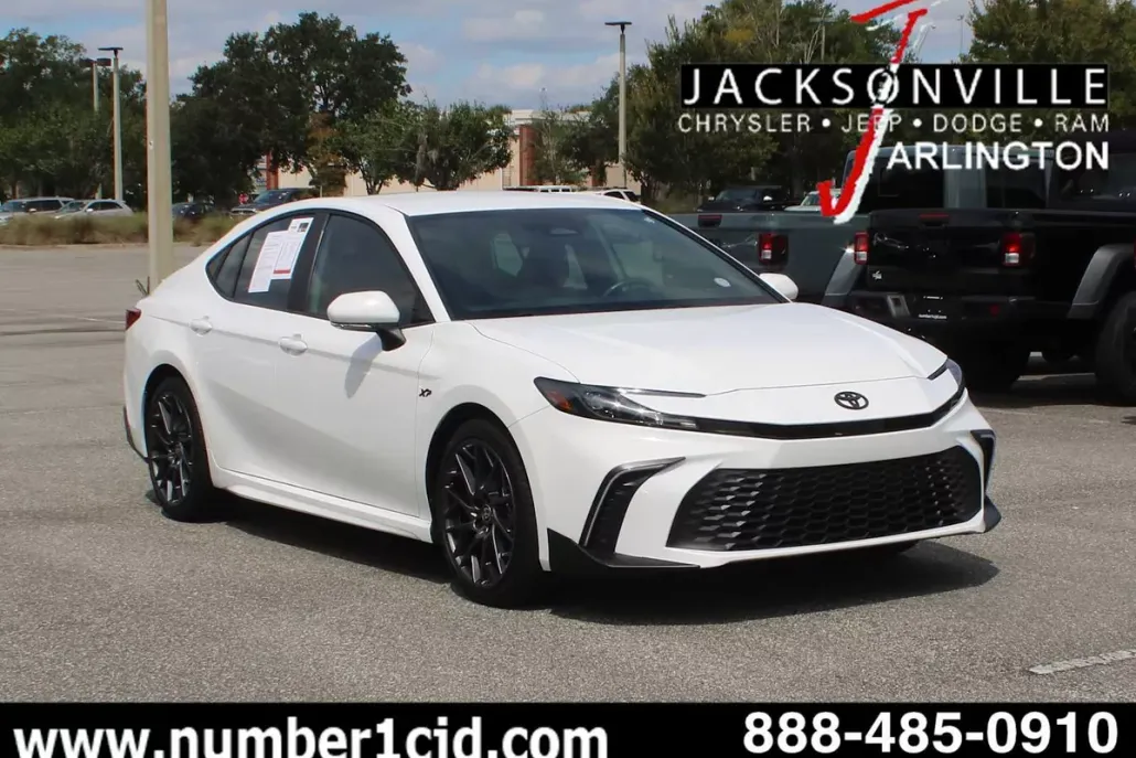 2025 Toyota Camry SE photo 1